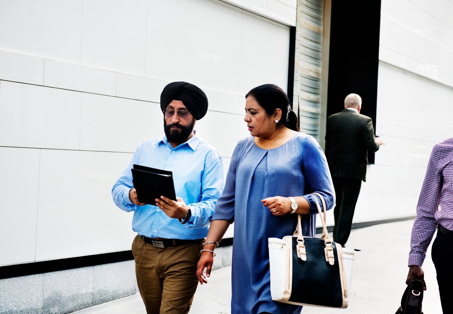 चित्र: Indian man and woman walking, business setting